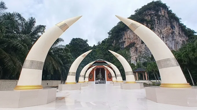 Wat Tham Prasat Nalakhiring